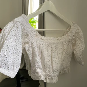 Offshoulder topp - Vit kort offshoulder topp från nelly. Frakt tillkommer🥰