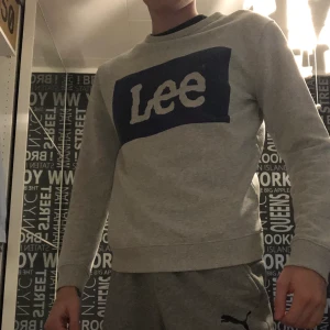 Lee Sweatshirt - Säljer min Lee Sweatshirt som inte är så mycket använd men den har blivit lite nopprig på det marinblåa annars bra skick.  Betalning via Swish 