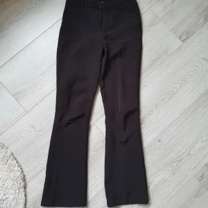Kostymbyxor - Säljer dessa svarta, utsvängda kostymbyxorna från Bikbok! De är storlek xs, så säljer för att de är för små för mig. Super fina och bra skick, endast lite noppriga på baksidan längst upp på kanten (se bild 3). De är ett fint pressveck på framsidan av byxorna. Jag är 165 cm lång, skulle rekomendera till en som är ca 160-165 cm!                                                                                   100 kr + frakt (köparen står för frakt), betalning via swish