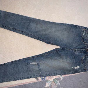 Girlfriends jeans - Använt få gånger. Hål vid knäet. Det är storlek XS men passar S/M. 