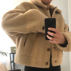 Oversized beige jacket - Säljer min oversized beiga jacka från MANGO, köptes nu i vintras men kände att den inte passade mig och min stil så säljer den pga det. (Den är som nyyyy) BUDA I KOMMENTARERNA, köparen står för frakten! (Ordinarie pris 999kr)