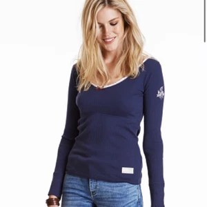 Odd Molly rib jersey  - Odd Molly långärmad! I bra skick, använda ett fåtal gånger. Skulle säga att den sitter som en S/M.                                                                            Köpte för ca 400kr och säljer för 160 inkl frakt kan även mötas upp i Linköping. 