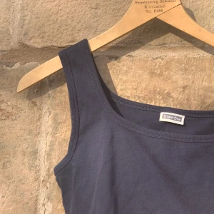 Croppat marinblått linne - Superfint linne i jättebra skick! Aldrig använd! 