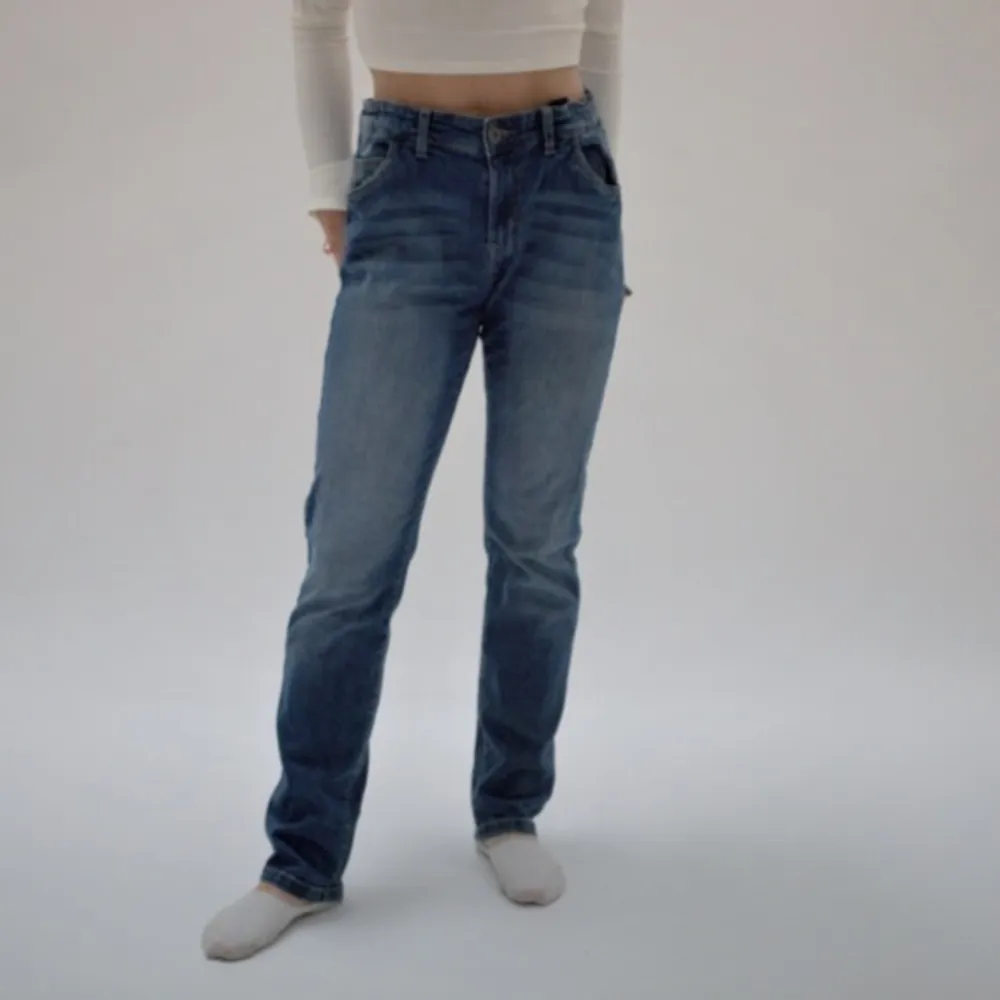 Blåa jeans från Kappahl i storlek 170 vilket motsvarar XS Besök gärna vår hemsida! https://www.yourvismawebsite.com/secondhope-uf/startsida Instagram: secondhope.uf. Jeans & Byxor.