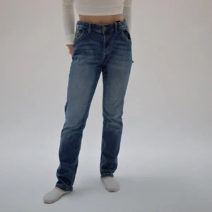 Blåa jeans från Kappahl i storlek 170/XS - Blåa jeans från Kappahl i storlek 170 vilket motsvarar XS Besök gärna vår hemsida! https://www.yourvismawebsite.com/secondhope-uf/startsida Instagram: secondhope.uf
