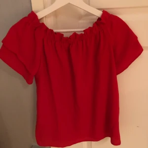 Röd blus - Röd blus som kan bäras off-shoulder eller på axlarna. Storlek 38 köpt från zalando. 