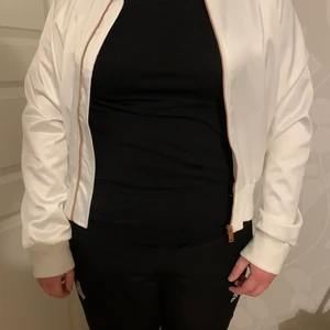 Vit jacka  - Vit ganska tunn jacka från bik bok, aldrig använt med prislappen kvar:) Nypris 500kr. Säljes för 225kr+frakt:)