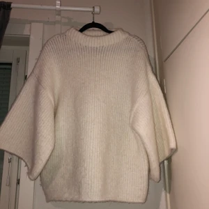 Vit stickad topp. - Vit stickad topp från Monki strl Xs/S. Stora armar.