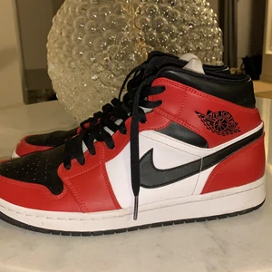 Jordan 1, 44 - Jordan 1 mids chicagos. Köpte mina på StockX för ett nypris på $308 vilket är ungefär 3000 kr. Skorna är i bra skick och har försökt att inte creasa skorna allt för mycket heller. Bud från 1499kr