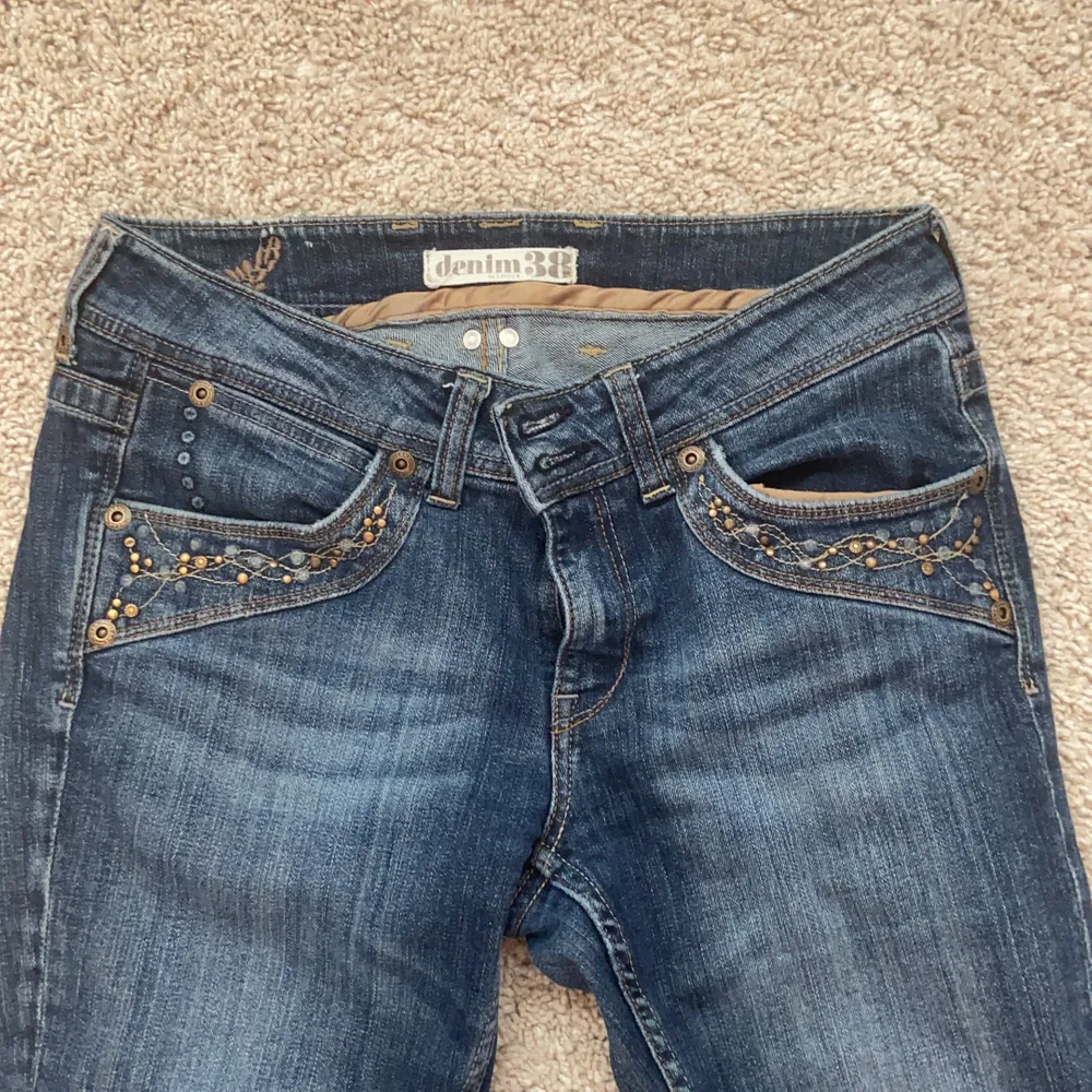 Gör en intressekoll på dessa fina 2000s jeans! Sitter perfekt på mig som är 166cm💖 . Jeans & Byxor.