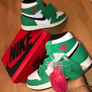 Jordan 1 ”Lucky Green” 2020 - Helt nya Jordans som köptes från sneakers appen när de släpptes 14 okt 2020. De är helt oanvända så direkt från boxen. Kvitto för bekräftelse finns. Du står för frakten beroende på vart du befinner dig! 