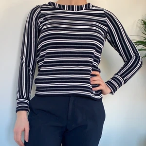 Mörkblå tröja Dobber storlek XS/S - Skönt tröja i mörkblått, passa bra på mig som vanligtvis har strl S eller 36