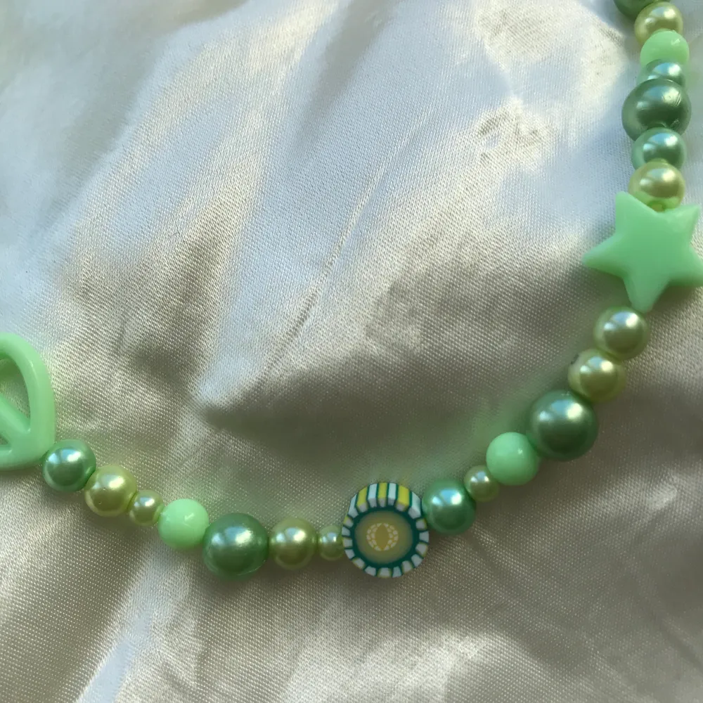 gulligt handgjort pärlhalsband med blandade gröna pärlor💚 justerbar storlek, frakt tillkommer på 15 kr:) kolla gärna om mina andra annonser för liknande smycken<3. Accessoarer.