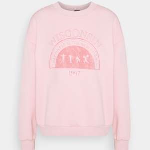 Säljer denna ljus rosa sweatshirt med tryck ifrån Gina tricot.                                                                                         Köpte dem för 249 kr säljer den för 50 kr + frakt 