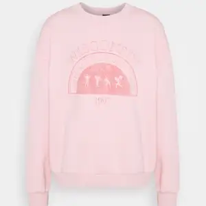 Säljer denna ljus rosa sweatshirt med tryck ifrån Gina tricot.                                                                                         Köpte dem för 249 kr säljer den för 50 kr + frakt 