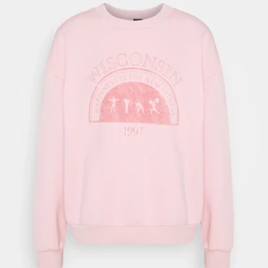 Gina tricot sweatshirt  - Säljer denna ljus rosa sweatshirt med tryck ifrån Gina tricot.                                                                                         Köpte dem för 249 kr säljer den för 50 kr + frakt 