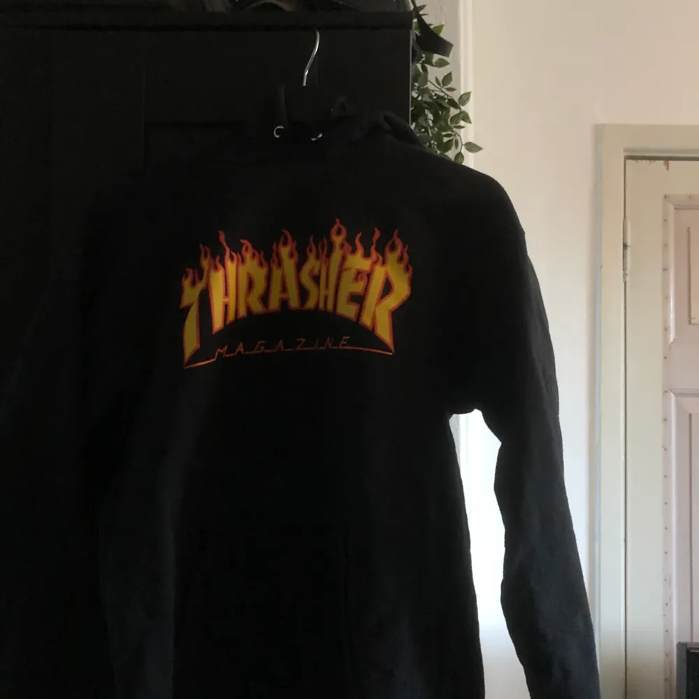Säljer min Thrasher hoodie då de inte är min stil länge. Inte använd så mycket och därmed ett bra skick. Storlek S. Köparen står för frakten 🚚. Hoodies.