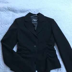 Kavaj från Zara  - Svart kavaj i stl. XS. Köparen står för frakten.