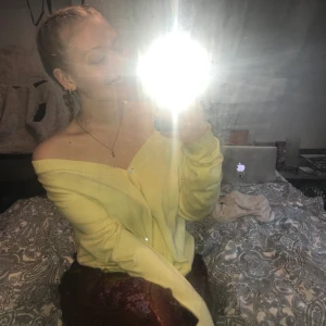 Kofta💛 - Supersöt gul kofta!💛                                     STRL XL, I GOTT SKICK.                                  Om flera är intresserade så är det först till kvarn/högsta bud som gäller! 