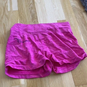 Rosa tränings shorts  - Supersköna tröningshorts ,säljs pågrund av att de är för små 💕står att storleken är m men de är små i storleken så skulle mer säga s/xs