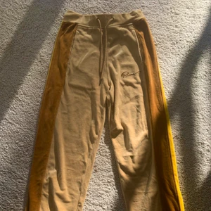 Fenty Puma Velour Mjukisbyxor  - Oversized raka Fenty x Puma mjukisbyxor. Rare som fan. Skitsnygga, för små för mig nu (Har M/L/38/40) Sparsamt använda! Org. pris 1299🥲 