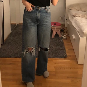 St 38 ,M - Trendiga fina byxor med hål på knäna jag använt 3 gånger kan passa både 36,38 å 40 bror på hur man vill att dom ska sitta. (Pris kan altid diskuteras) 350kr+frakt köpta för 599kr från Gina