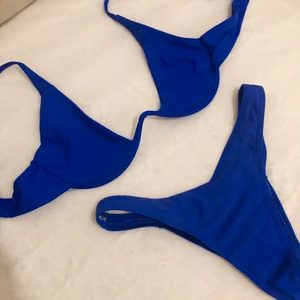 Blå bikini  - Säljer denna super fina bikini då jag själv inte passade i den så bra. Överdelen är använd ett fåtal gånger och underdelen är endast testad. Kommer inte ihåg vilken storlek (och det står ej på lapparna) men skulle chansa på XS/S. Frakt 45kr.