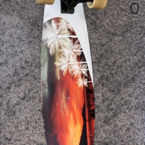 Säljer min fina longboard med massa minen från sommaren🌸☀️ - Den är i bra skick kan behövas tvättas☀️ Jag köpte den på junkjard för 1000kr då. Men jag säljer den för 400kr 🌸 Hoppad du får roliga minnen med den 🌸Buda kan ni göra i kommentarerna och skriv för mer information och bilder☀️☀️