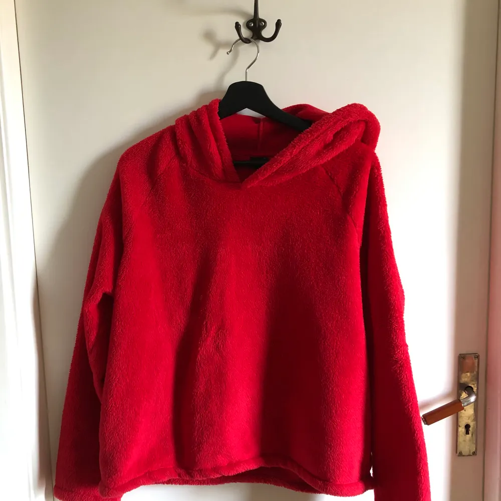 Jättemysig röd fleecehoodie från Gina tricot i strl L. Sitter som en oversized hoodie i strl S/M. Köparen står för frakten. Hoodies.