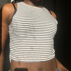 Randig magtröja stl.S - En superfin randig magtröja från MONKI i storlek S. Det är mitt fönster som har fläckar därför ser tröjan fläckig ut men den är ren!! Knappt använd. 