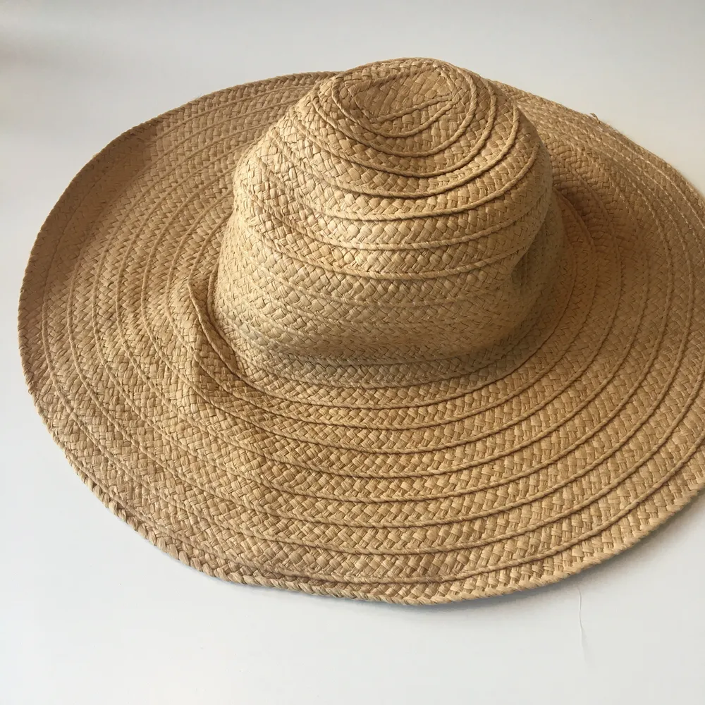 Somrig hatt att bära till stranden eller bara en solig dag i stan! Stråhatt-modell men mjukare och lite ”svajig” i kvaliteten. . Accessoarer.