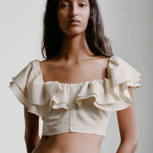 Zara topp - INTRESSEKOLL på denna snygga zara topp med volang och knappar. Helt oanvänd i storlek S. Buda från 70kr