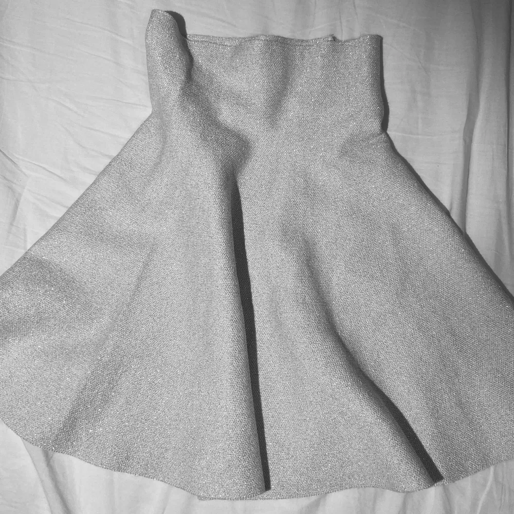 Oanvänd kjol som är grå/silver glittrig, ganska diskret glitter. Super bra kvalite och stretchig. Passar som XS-S☺️ hög midja 💕 köparen står för frakt !📦. Kjolar.