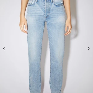 Acne Jeans - Säljer dessa acne jeans midja 26 längd 32. Kontakta för fler bilder om det önskas. Använda några gånger men inga märken eller slitningar, dvs de slitningar som syns på bilden är tillhörande. 