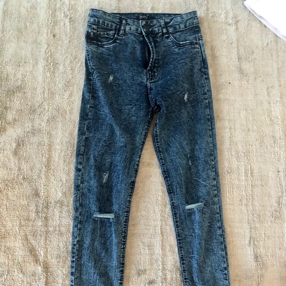 Unik jeansfärg, liknar vanliga jeans men är jeggins, alltså mycket stretchiga. Ej använda. . Jeans & Byxor.