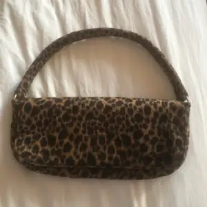Så snygg baguette väska med leopard print!🐆