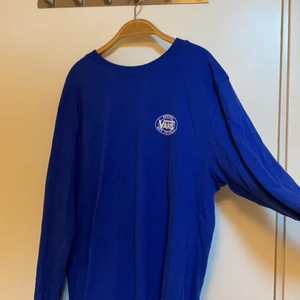 Vans tröja - Sjukt cool vans tröja. Passar både tjejer och killar och är allmänt sjukt cool. Den har ett litet tryck över vänster bröst och ett stort på ryggen. Lite tjockare material än t-shirts tyg. 