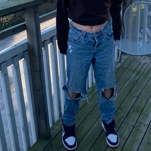 Trendiga jeans - Jätte snygga trendiga jeans som är ganska lågmidjade. Sitter löst på och passar allt från storlek 34-38 skulle jag säga💞 slutsålda ☺️ Buda från 150kr🥰