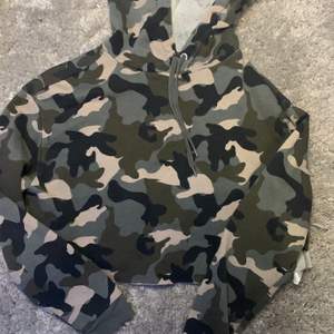 Croppad, camoflage hoodie