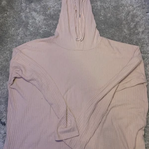 Oversized luvtröja - Luftig, mjuk, tunn ribbad luvtröja. 