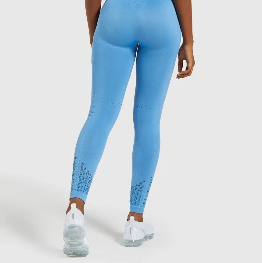 Säljer mina gymshark energy+ seamless leggings! Mycket bra skick. Sparsamt använda.💕 Buda i kommentarerna.. Jeans & Byxor.