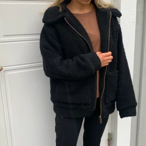 Teddyjacka - så gosig teddyjacka, köpt hör på Plick för 200 kr för ett tag sen men tyckte tyvärr inte att den passade mig. Verkar vara ganska använd, men ändå i ok skick, därav priset🖤