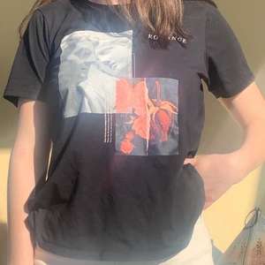 En superfin T-shirt  - Denna T-shirten är superfin och i jättebra skick! Trycket är inte alls slitet! Den är ifrån GinaTricot. Tröjan är i storlek M men passar också S och XS. Köparen står för frakten!💕