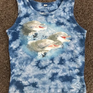 Kolmården linne  - Gulligt linne köpt second hand (är ursprungligen från Kolmården). Är märkt i barnstolek (146-152) men skulle säga att den passar en xs och mindre. Skriv privat för fler bilder.                                                Frakt ingår ej i priset🤍