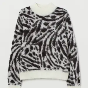 Zebra mönstrad tröja från HM, använd fåtal gånger. Tröjan är i gott skick och ser oanvänd ut! Köparen står för frakten🥰