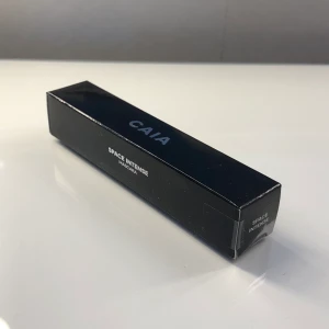 Caia Space Intense - Mascara från Caia. Deras Space Intense. Aldrig använd och kommer ny i förpackning. Säljes pga att jag köpte dubbel uppsättning och endast en kommer till användning. Köpt för ca 1 månad sen, säljes för det billiga priset då den bör förbrukas inom 5 mån rekommenderat.