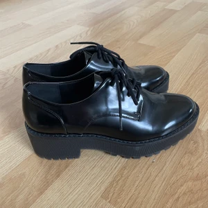 Monki - Nästan helt nya skor, använda en gång mest inomhus. Oväntat sköna, i fake läder och i bra skick.