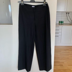 Svarta kostymbyxor  - Säljer mina superfina vintage Armani byxor som tyvärr inte passar:( 💞 köparen står för frakten men jag möter även upp i Lund💞