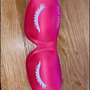 Sovmask för frans förlängning  - Sovmask för frans förlängning. Skyddar dina fransar när du sover.  Aldrig använd. Pris: 80-;