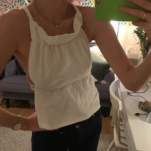 Vit top - Jättegulligt vitt linne med justerbara band i ryggen! 